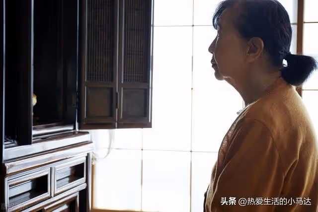 丈夫患癌去世後，讓我發現：在人性和利益面前，兒女也會變得無情