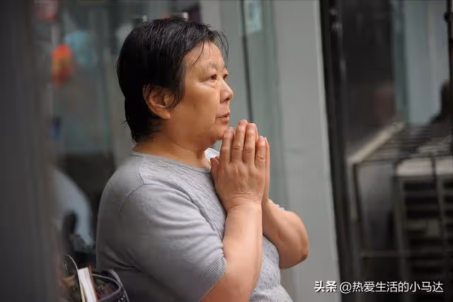 丈夫患癌去世後，讓我發現：在人性和利益面前，兒女也會變得無情