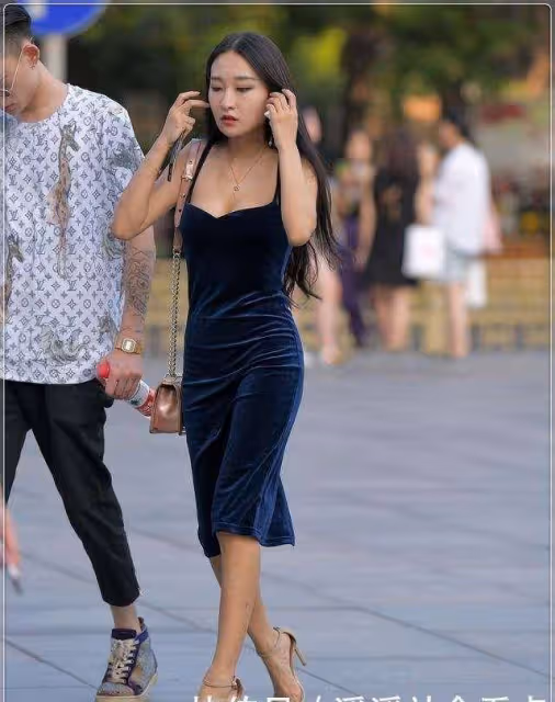 深藍色天鵝絨弔帶裙，時尚披肩，迷人優雅