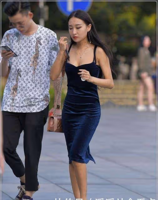 深藍色天鵝絨弔帶裙，時尚披肩，迷人優雅