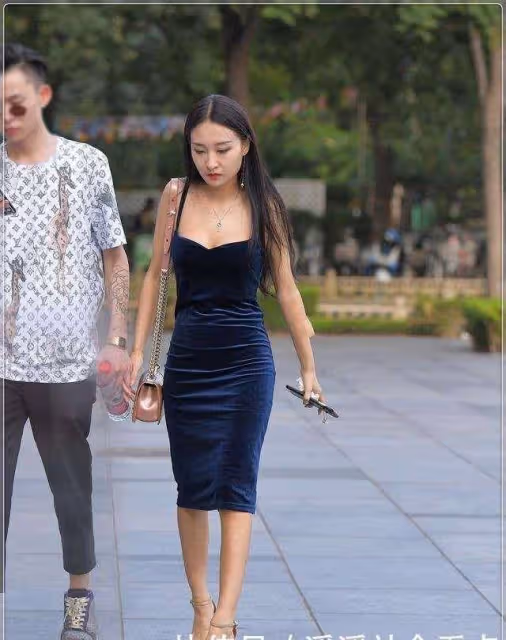 深藍色天鵝絨弔帶裙，時尚披肩，迷人優雅