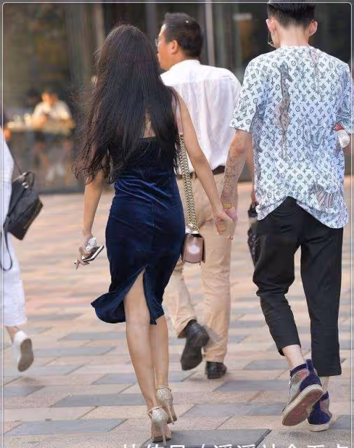 深藍色天鵝絨弔帶裙，時尚披肩，迷人優雅