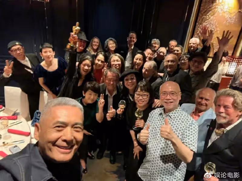 楊紫瓊帶著小金人回香港,宴請眾好友,周潤發陳可辛甄子丹等出席