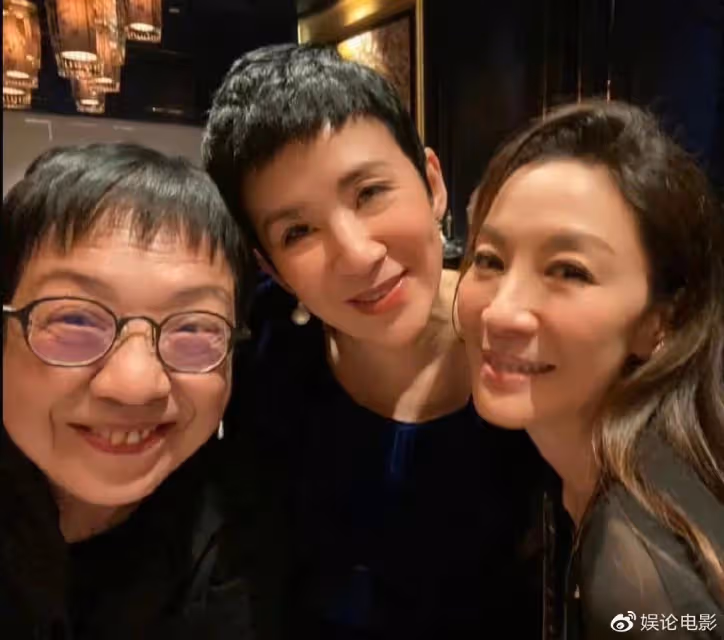 楊紫瓊帶著小金人回香港,宴請眾好友,周潤發陳可辛甄子丹等出席