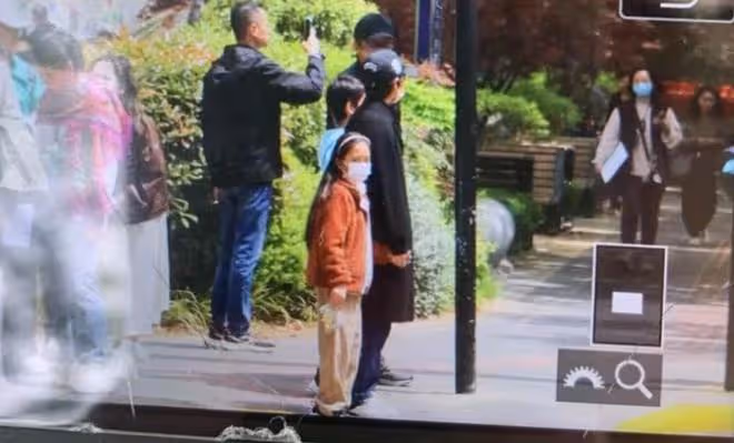 鄧超一家四口逛街，孫儷腳踩運動鞋走路不修邊幅，等等小花顏值高