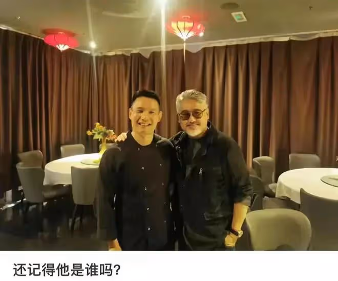 54歲吳秀波在英國被偶遇，滿頭白髮大腹便便，退圈四年後生活愜意