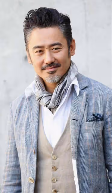 54歲吳秀波在英國被偶遇，滿頭白髮大腹便便，退圈四年後生活愜意
