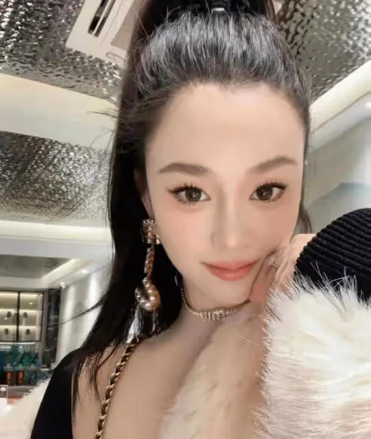 54歲吳秀波在英國被偶遇，滿頭白髮大腹便便，退圈四年後生活愜意