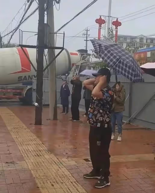 謝廣坤被曝占用老家數十畝耕地蓋別墅,施工現場,小手一背像領導