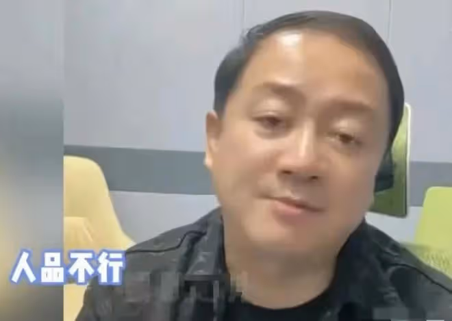 謝廣坤被曝占用老家數十畝耕地蓋別墅,施工現場,小手一背像領導