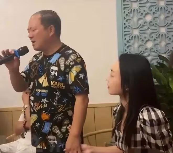 謝廣坤被曝占用老家數十畝耕地蓋別墅,施工現場,小手一背像領導