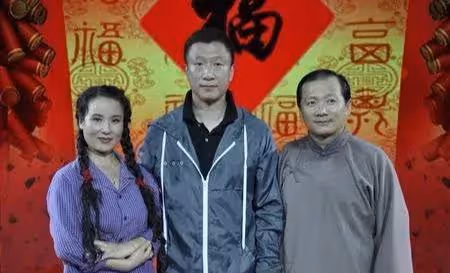 謝廣坤被曝占用老家數十畝耕地蓋別墅,施工現場,小手一背像領導