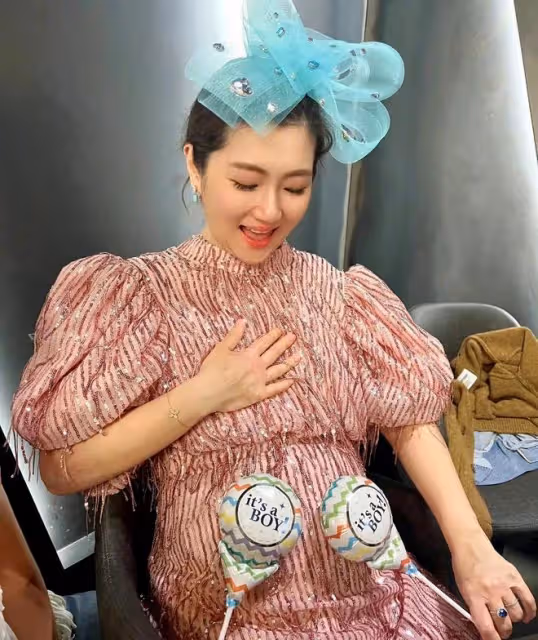 41歲任家萱挺孕肚與家人遊玩,已經顯懷孕感明顯,與男友感情超好