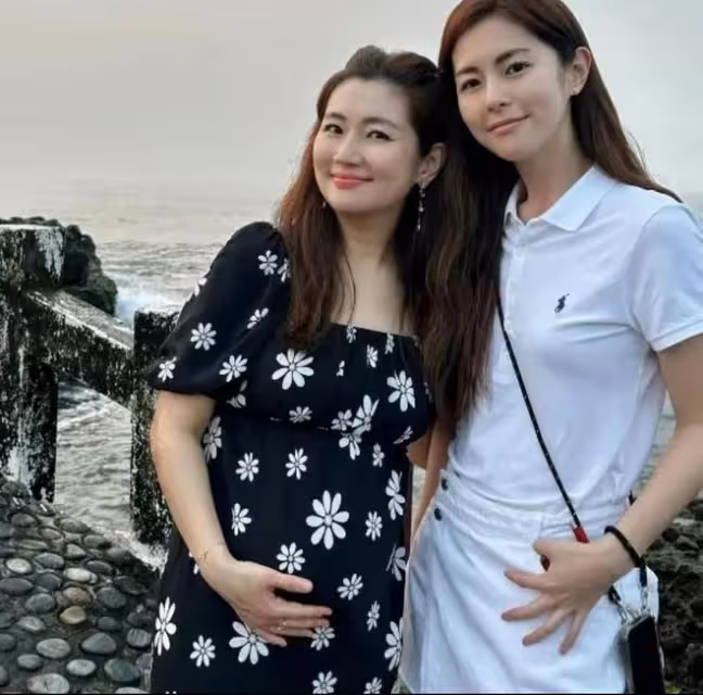 41歲任家萱挺孕肚與家人遊玩,已經顯懷孕感明顯,與男友感情超好