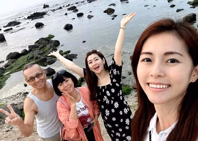 41歲任家萱挺孕肚與家人遊玩,已經顯懷孕感明顯,與男友感情超好