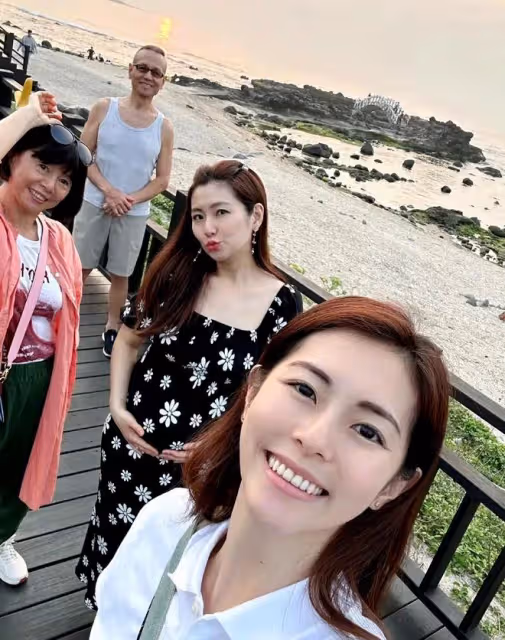 41歲任家萱挺孕肚與家人遊玩,已經顯懷孕感明顯,與男友感情超好