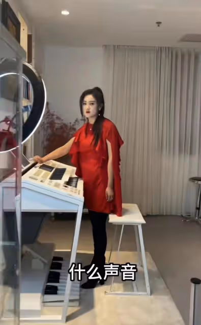 39歲王小瑋街頭賣力表演,豐滿變胖被曝已復婚,央視楊帆幫忙指揮