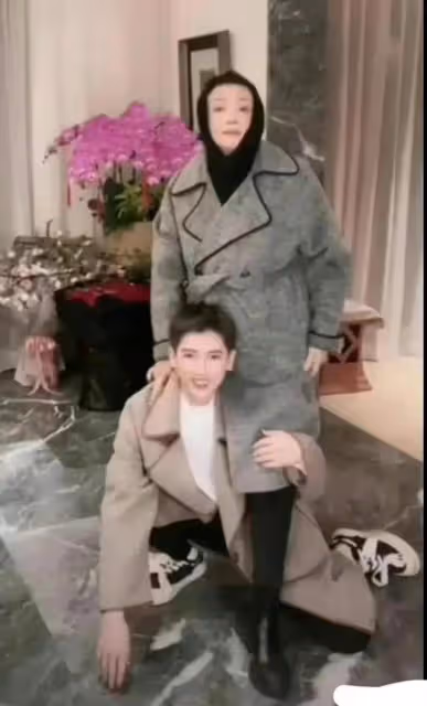 離職員工靠罵張蘭賺流量,張蘭靠罵大S走紅,果真一個團隊出來的