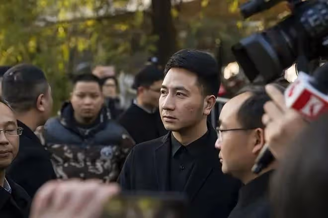 林生斌註銷「潼臻一生」公司,帶全家移民,網友辣評:裝都不裝了