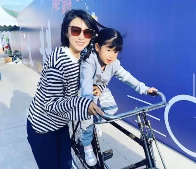 好心做壞事！TVB前女星帶女兒郊外大量放生牛蛙，被網友批沒常識
