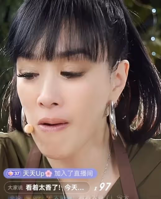 鍾麗緹直播邊吃邊哭引圍觀，多次哽咽好委屈，被質疑與張倫碩有關
