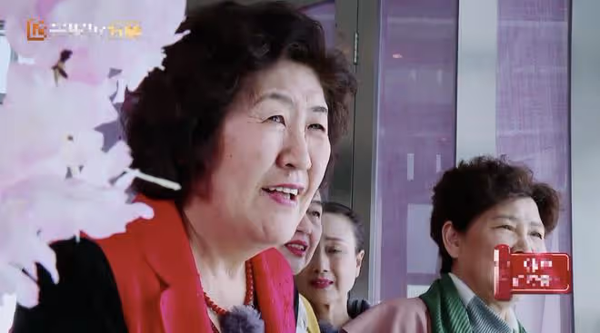鍾麗緹直播邊吃邊哭引圍觀，多次哽咽好委屈，被質疑與張倫碩有關