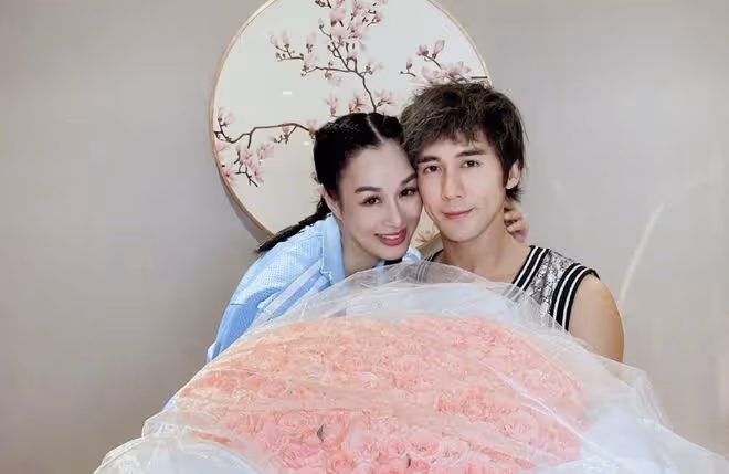 鍾麗緹直播邊吃邊哭引圍觀，多次哽咽好委屈，被質疑與張倫碩有關