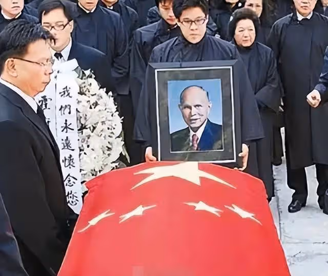 霍家爭產再起風波,郭晶晶霍啟剛一家甜蜜春遊,疑躲是非不想介入