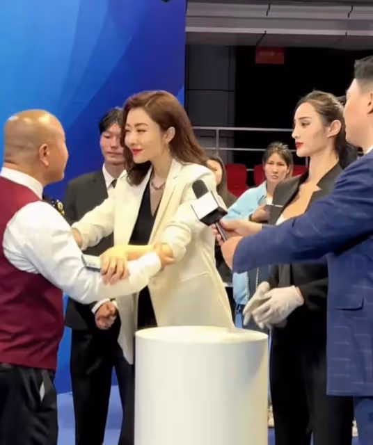 演員劉能想和熊黛林擁抱,被無情的拒絕,網友隔著螢幕都感到沒面