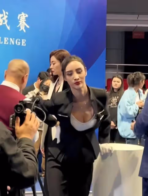 演員劉能想和熊黛林擁抱,被無情的拒絕,網友隔著螢幕都感到沒面