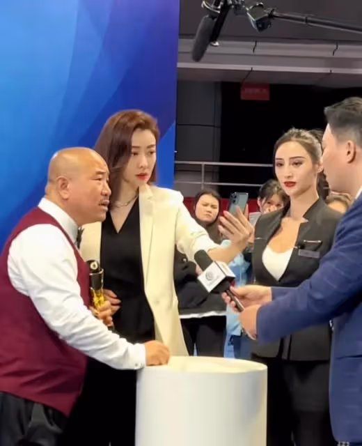 演員劉能想和熊黛林擁抱,被無情的拒絕,網友隔著螢幕都感到沒面