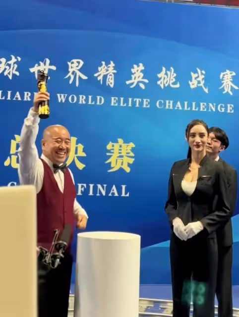 演員劉能想和熊黛林擁抱,被無情的拒絕,網友隔著螢幕都感到沒面