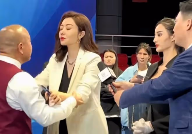 演員劉能想和熊黛林擁抱,被無情的拒絕,網友隔著螢幕都感到沒面