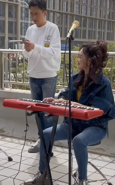 39歲王小瑋街頭表演!復婚后豐滿變胖疑似懷孕,央視楊帆幫忙指揮