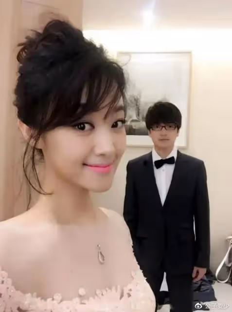39歲王小瑋街頭表演!復婚后豐滿變胖疑似懷孕,央視楊帆幫忙指揮