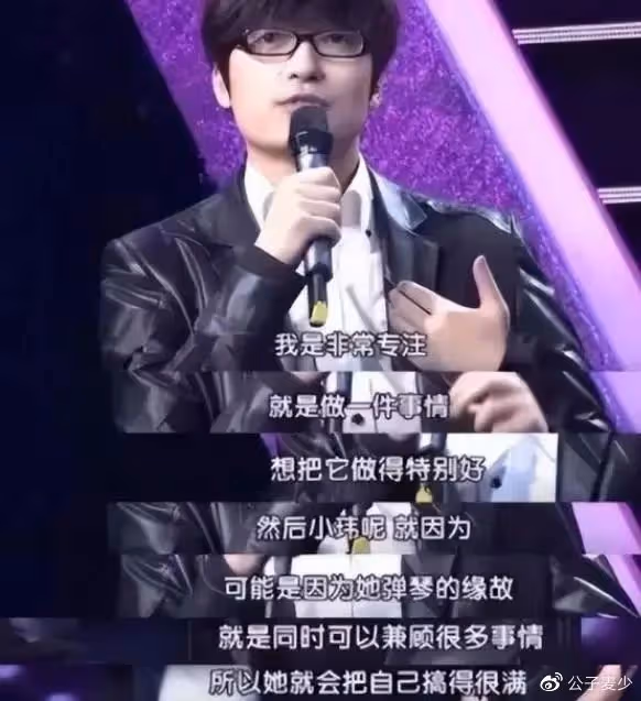 39歲王小瑋街頭表演!復婚后豐滿變胖疑似懷孕,央視楊帆幫忙指揮