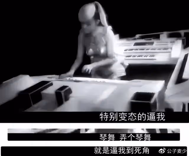 39歲王小瑋街頭表演!復婚后豐滿變胖疑似懷孕,央視楊帆幫忙指揮