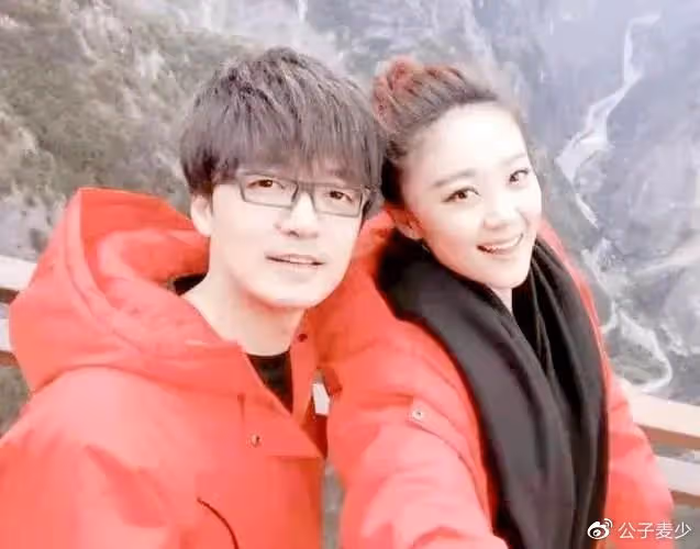 39歲王小瑋街頭表演!復婚后豐滿變胖疑似懷孕,央視楊帆幫忙指揮