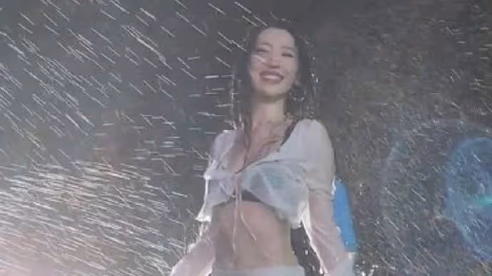 宣美泰國潑水節，過於賣力過於拼，水槍強度大到當場翻臉的程度？