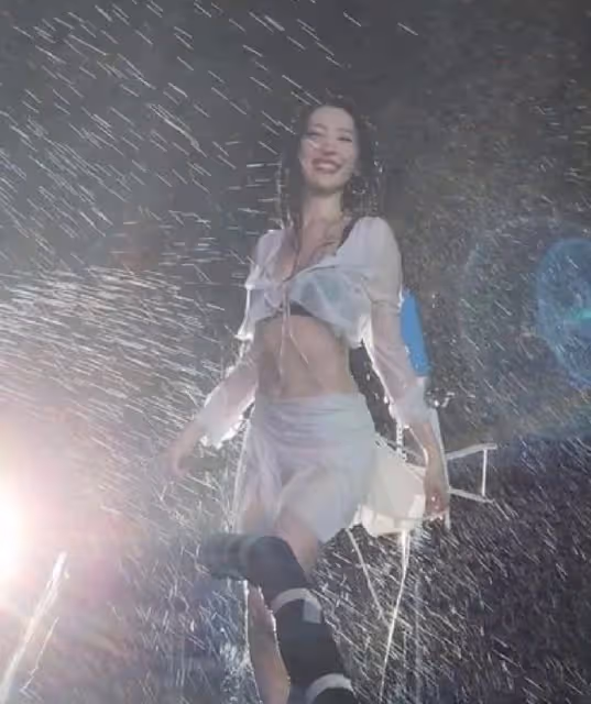 宣美泰國潑水節,過於賣力過於拼,水槍強度大到當場翻臉的程度?