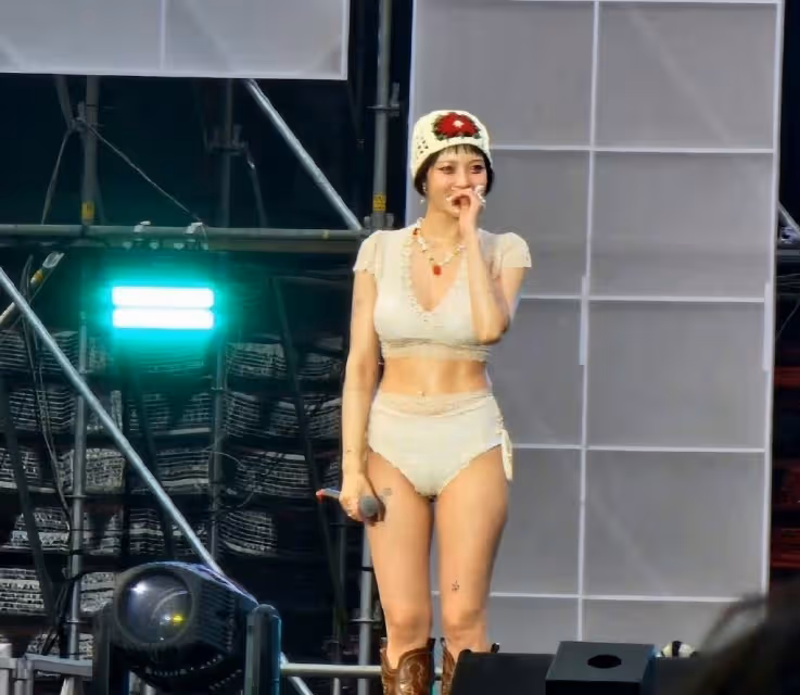 泫雅泰國潑水節表演太辣眼睛?網友:穿的太少,舞蹈打擦邊球!