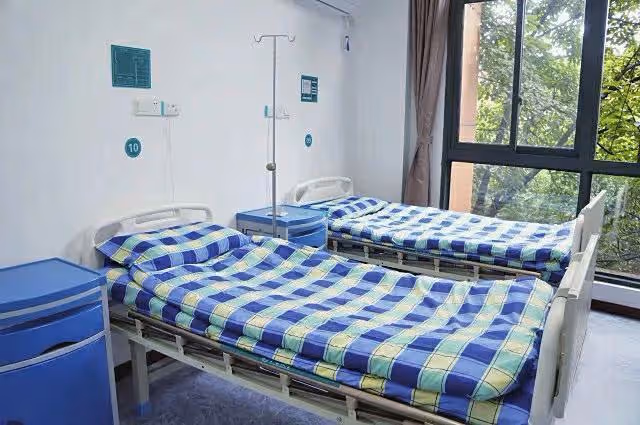 父親生病住院，我出錢為父親治療，後媽和丈夫的做法讓我心寒