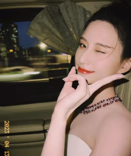 何超蓮竇驍婚禮彩排已展開,婚禮酒店曝光,一起在巴黎島試婚紗