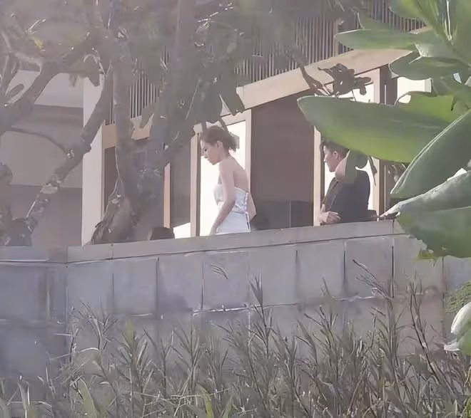 何超蓮竇驍婚禮彩排已展開,婚禮酒店曝光,一起在巴黎島試婚紗