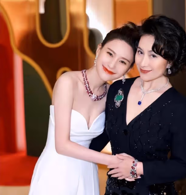 何超蓮竇驍婚禮彩排已展開,婚禮酒店曝光,一起在巴黎島試婚紗