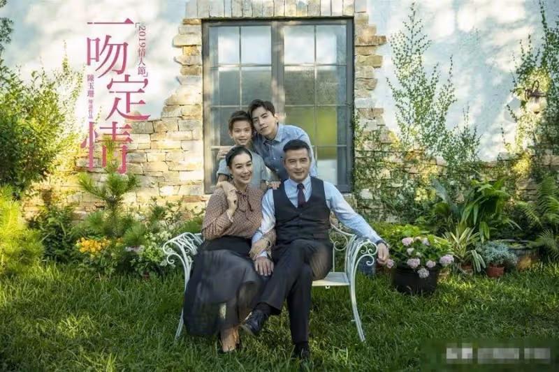出生於馬來西亞，移民新加坡成國寶級演員，如今卸下光環去中國發展