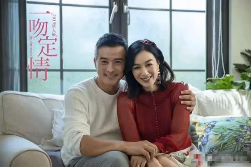 出生於馬來西亞，移民新加坡成國寶級演員，如今卸下光環去中國發展