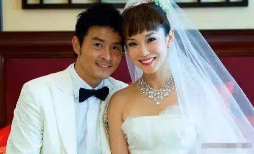 出生於馬來西亞，移民新加坡成國寶級演員，如今卸下光環去中國發展