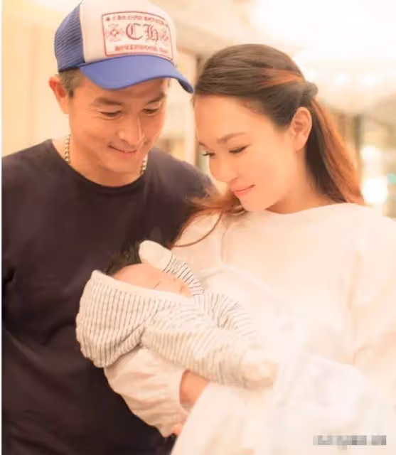 出生於馬來西亞，移民新加坡成國寶級演員，如今卸下光環去中國發展