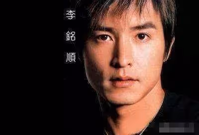 出生於馬來西亞，移民新加坡成國寶級演員，如今卸下光環去中國發展